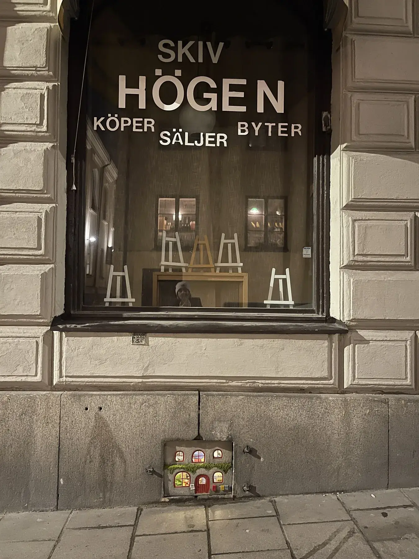 Bamse's miniature house beside the Södermalm storefront where it is installed