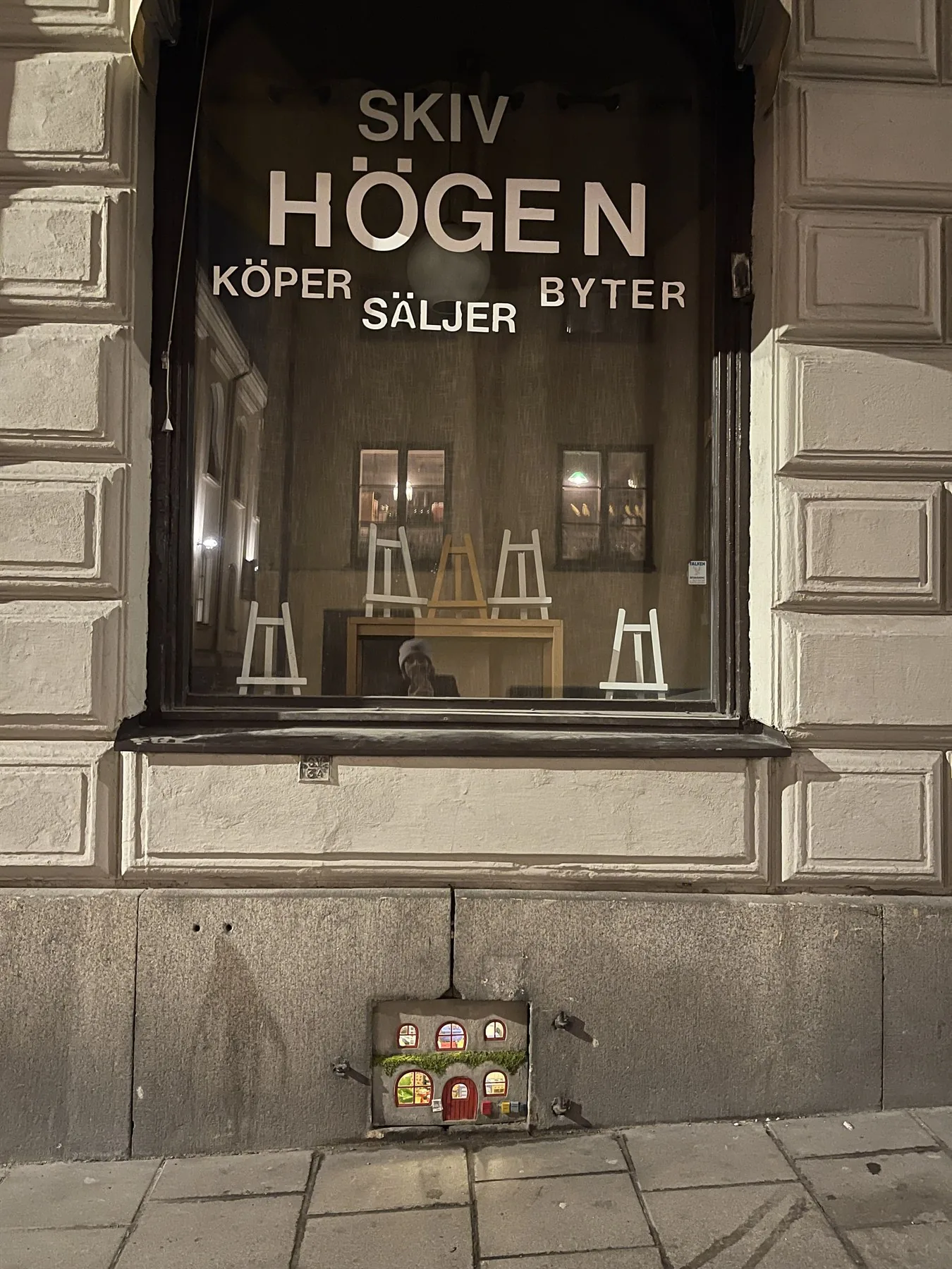 Bamse's miniature house beside the Södermalm storefront where it is installed
