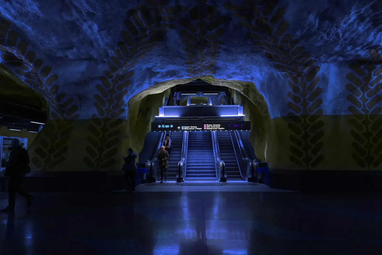 Immersive purple-blue art installation at Fargfabriken
