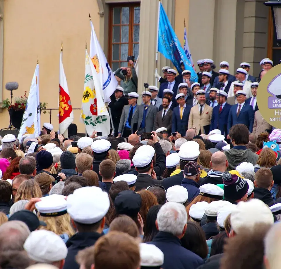 Crowds gathered below Carolina Rediviva during the Valborg cap ceremony in Uppsala